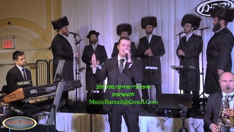 עטיפת האלבום של אוהד מושקוביץ ומקהלת 'ידידים' מרגשים במחרוזת נוסטלגית