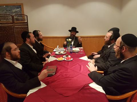 עטיפת האלבום של שירי חודש אלול אצל הרנטגן