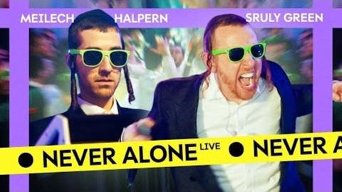 עטיפת האלבום של שרולי גרין & מקהלת מנגן - Never Alone Live