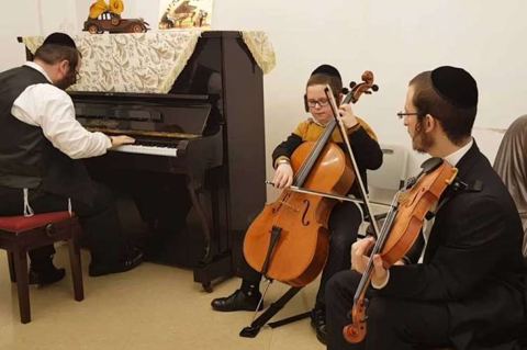 עטיפת האלבום של קול ברמה נשמע- בביצוע מדהים.