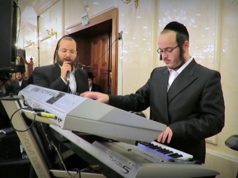 עטיפת האלבום של מיטב הלהיטים שיצאו לאחרונה במחרוזת